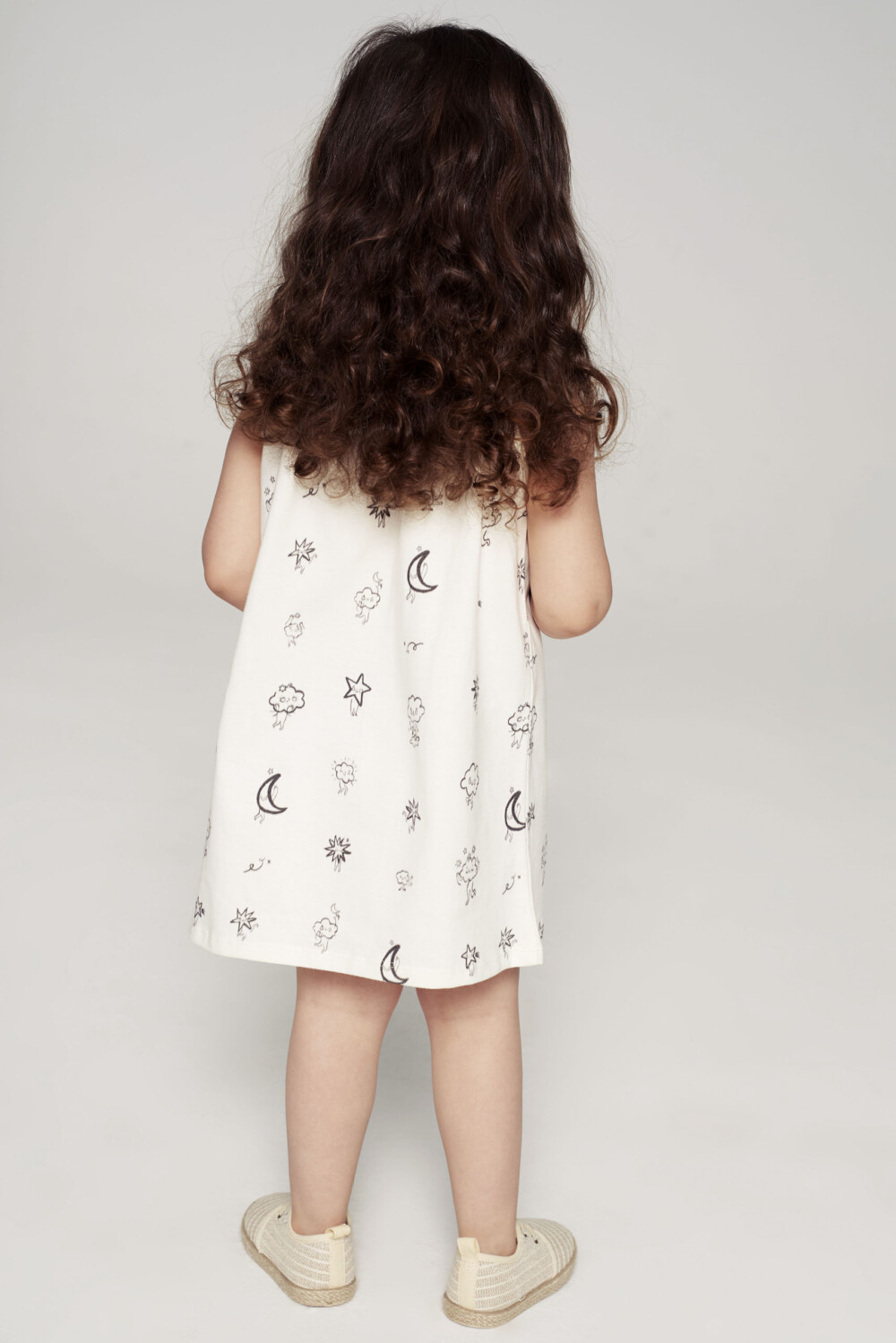 Sukienka dla dziecka na ramiaczkach kremowa Chmury tyl scaled 1