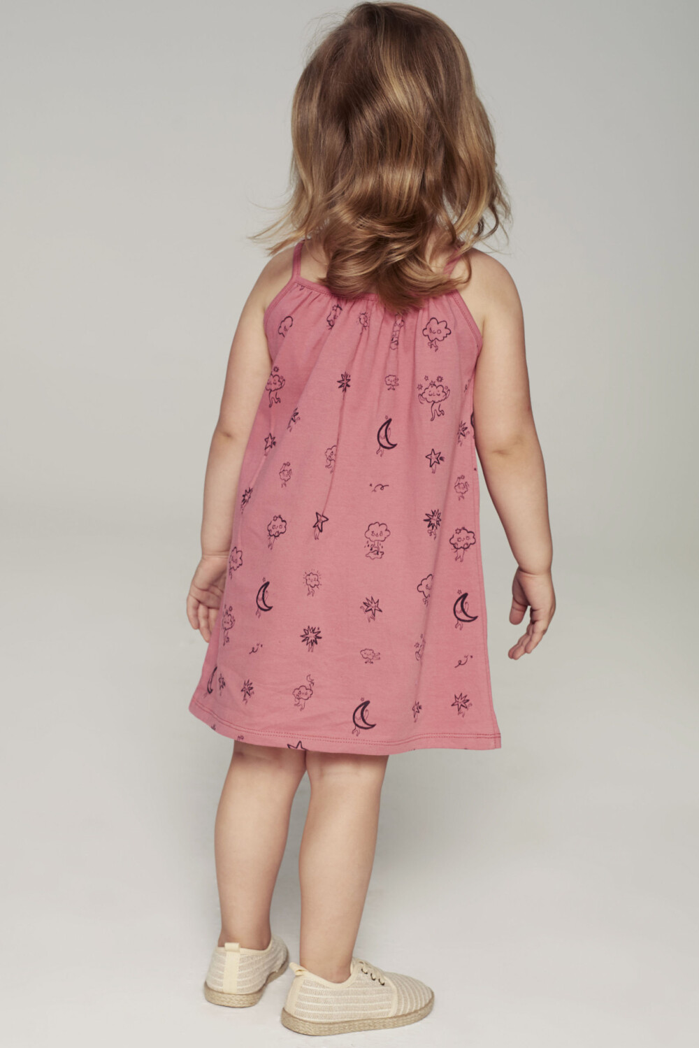 Sukienka dla dziecka na ramiaczkach rozowa Chmury tyl scaled 1